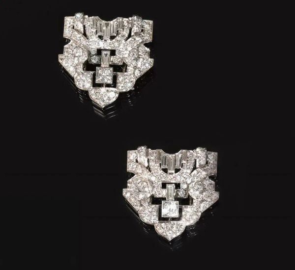 Coppia di clips-orecchini, Deco', Cusi, in oro bianco e diamanti