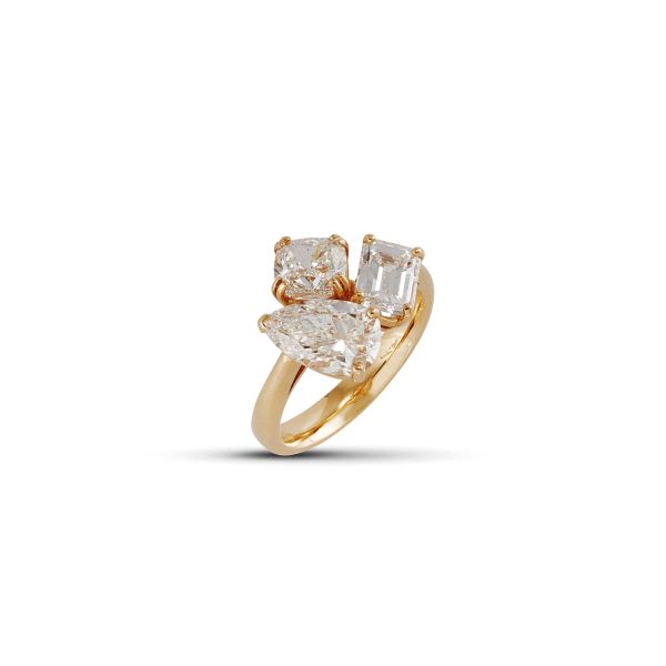 



ANELLO CON DIAMANTI