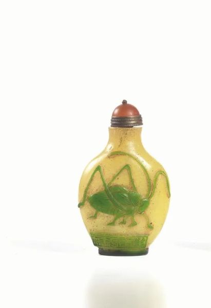 Snuff bottle, Cina fine dinastia Qing, in vetro incamiciato, decorata a rilievo con grilli, reca marchi Qianlong, alt. cm 7,4