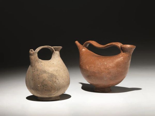   Due askoi in ceramica acroma  