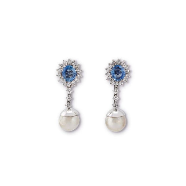 



PAIR OF LONG EARRINGS WITH CEYLON SAPPHIRE, DIAMONDS AND PEARLS