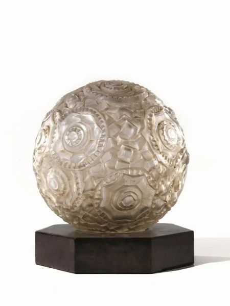  Lume da tavolo,  realizzato con una sfera in vetro lavorato ad elementi geometrici su base in legno di forma ottagonale, alt. cm 32   