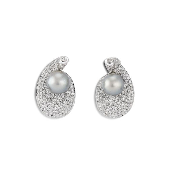 



GREY PEARL AND DIAMOND EARRINGS IN 18KT WHITE GOLD