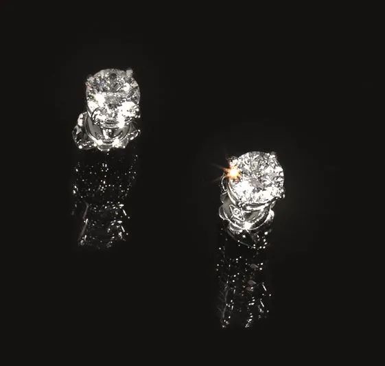 Paio di orecchini 'punto luce' in oro bianco e diamanti