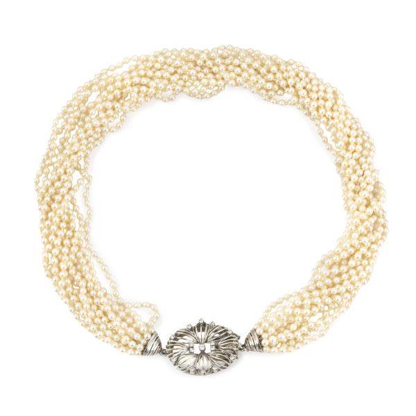 



TORCHON NECKLACE OF PEARLS AND DIAMONDS