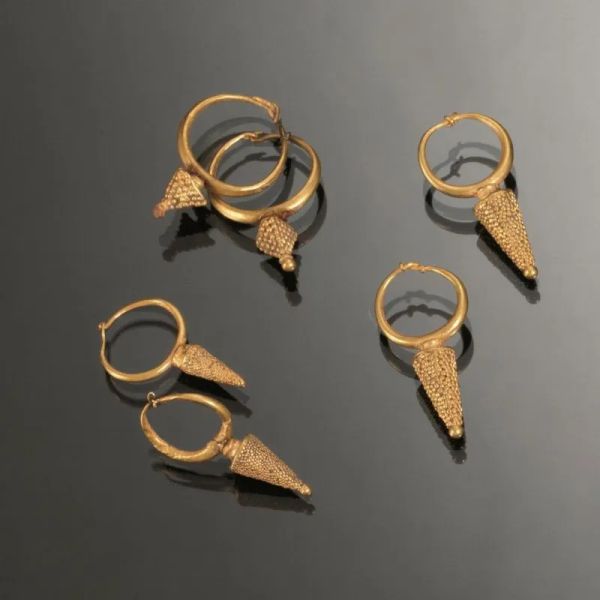  Tre coppie di orecchini in oro 