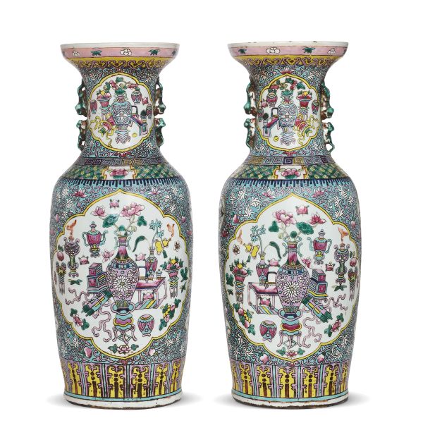 



A PAIR OF VASES IN FAMILLE ROSE PORCELAIN, CHINA, QING DYNASTY, 19TH CENTURY