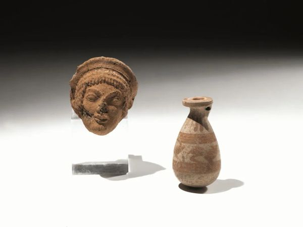  Testina diademata, alabastron etrusco-corinzio e skyphos a vernice nera     