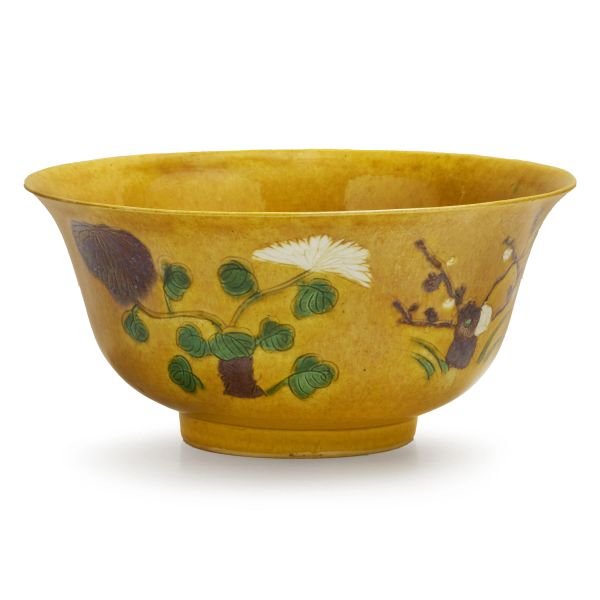 



A YELLOW-GROUND SUSANCAI PORCELAIN BOWL, CHINA, QING DYNASTY, 18TH CENTURY, KANGXI PERIOD