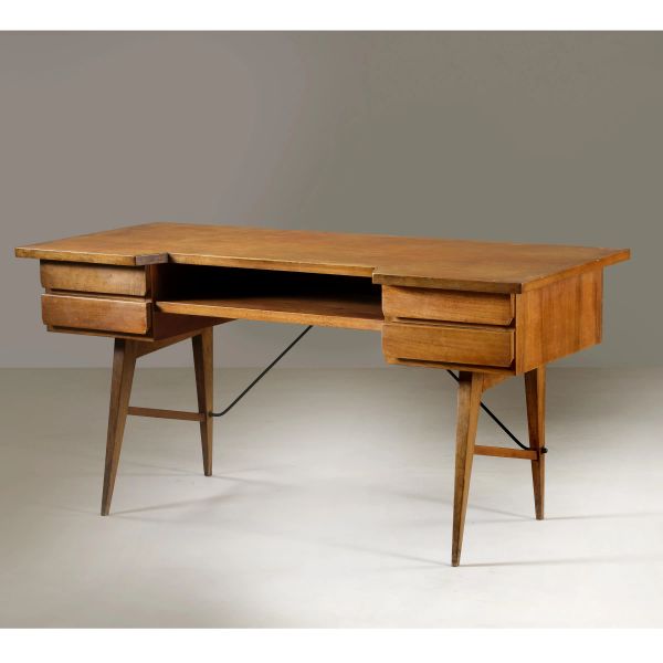 



WOODEN DESK