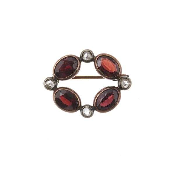



DIAOMNDS AND GARNET BROOCH IN 14KT GOLD AND SILVER