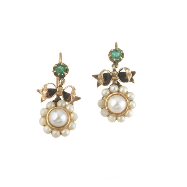 FLOWER-SHAPED DROP EARRINGS IN GOLD