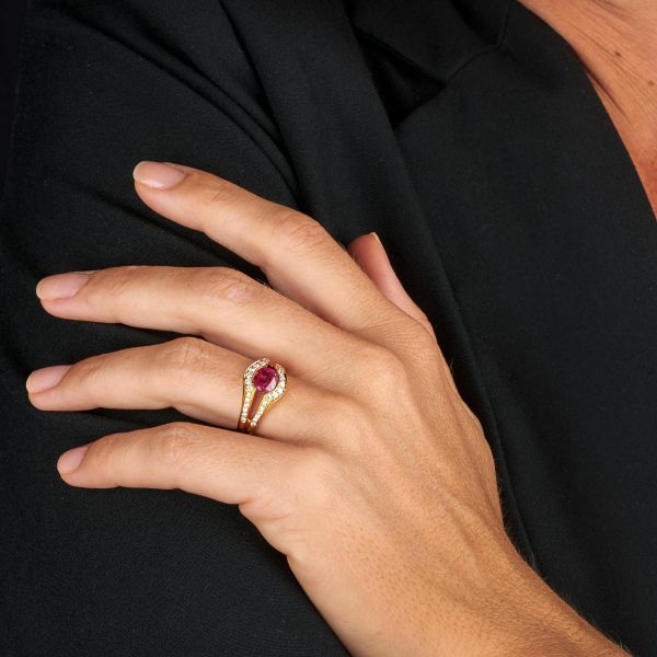 ANELLO CON RUBINO E DIAMANTI