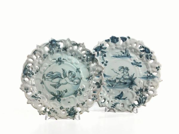 Due piatti, manifattura Cantagalli, inizi sec. XX, in ceramica, decorati in blu con putti, farfalle e architetture, tese traforate, diam. cm 24,5 lievi danni (2)