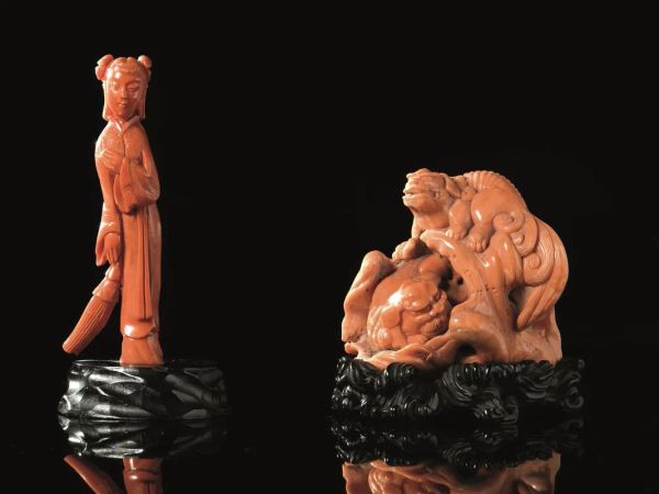 Gruppo scultoreo, inizi sec. XX, in corallo rosa, raffigurante due animali mitologici su un tronco, cm 7x9, gr 316, su base in legno