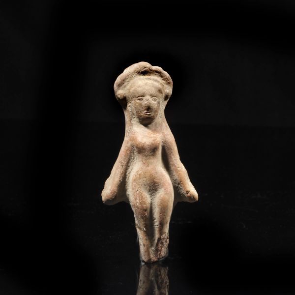 



STATUETTA FEMMINILE 