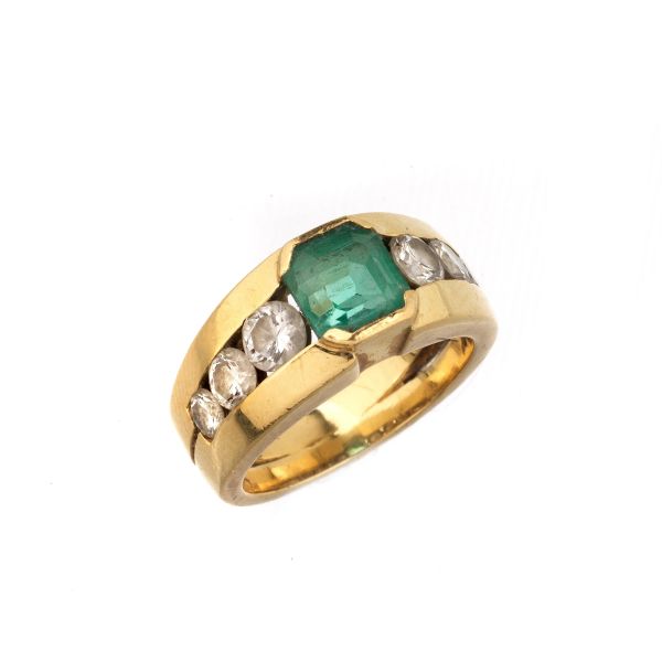 EMERALD AND DIAMOND RING IN 18KT YELLOW GOLD