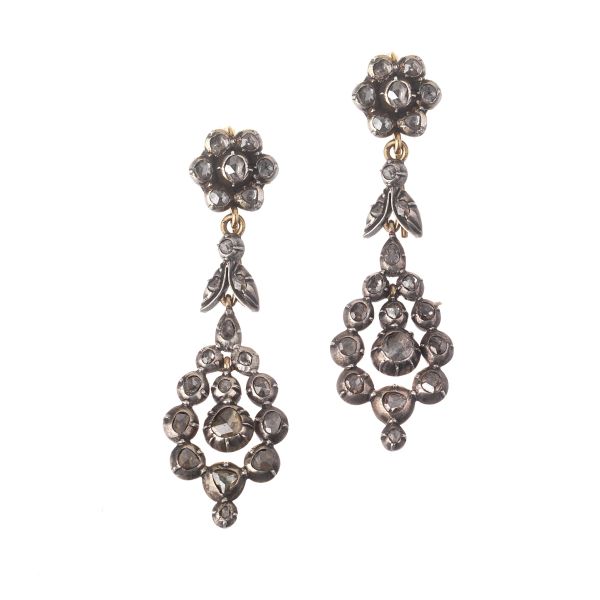 



DIAMOND DROP EARRINGS IN SILVER AND GOLD