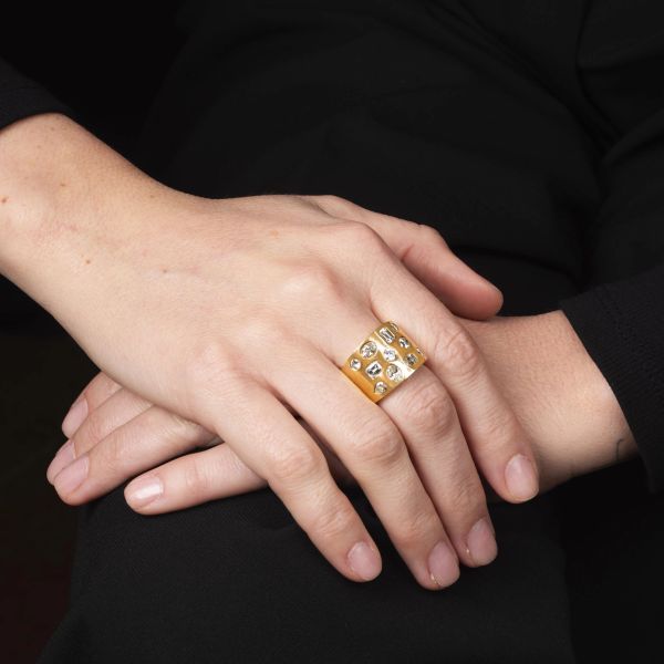 ANELLO A FASCIA CON DIAMANTI