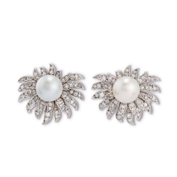



PAIR OF PEARL AND DIAMONDS EARRINGS