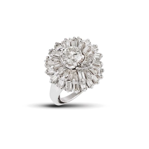 



ANELLO CON DIAMANTI