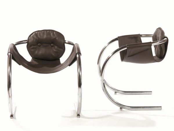  Coppia di poltroncine,  in tubolare d'acciaio cromato, seduta e schienale in pelle marrone, produzione italiana primi anni '70, cm 67x64x72