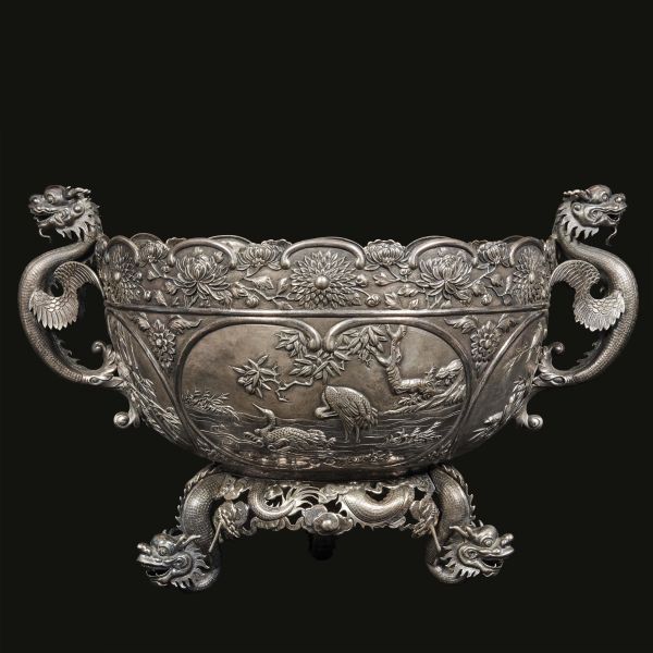A CENTERPIECE, CHINA, QING DYNASTY, 19TH-20TH CENTURIES