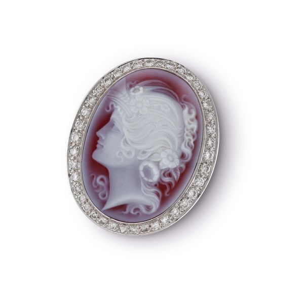 



SPILLA-PENDENTE CON CAMMEO E DIAMANTI