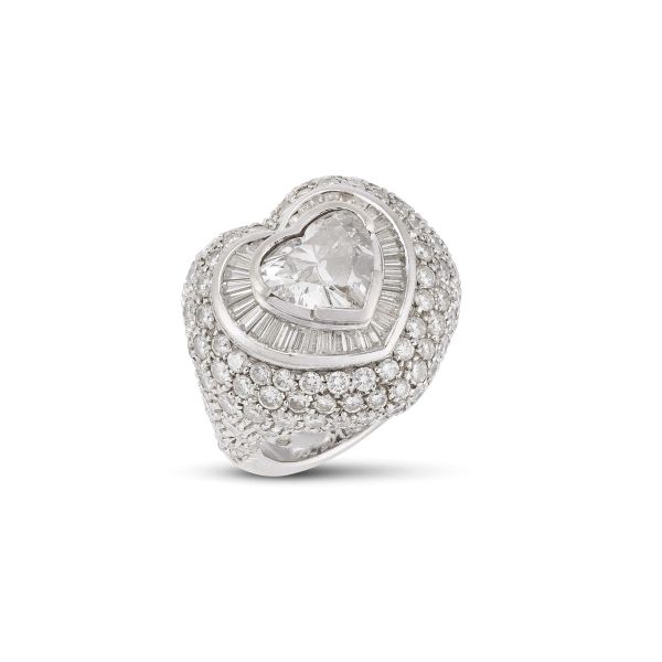 WIDE BAND HEART-SHAPED DIAMOND RING IN 18KT WHITE GOLD