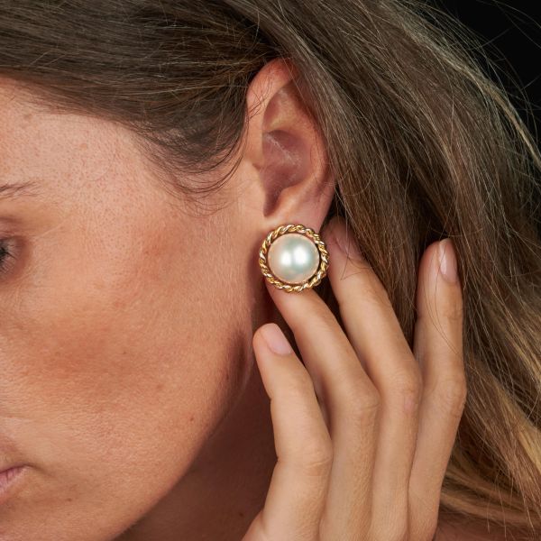 PAIO DI ORECCHINI CON PERLE MABE E DIAMANTI