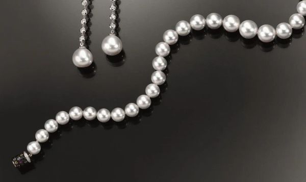  Collana in perle coltivate bianche, oro bianco, zaffiri multicolori e       