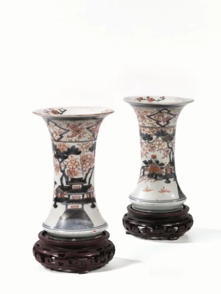  Coppia di piccoli vasi, Giappone sec. XIX , a tromba, in porcellana Imari, alt. cm 16,5, poggianti su basi in legno, restauri (2)