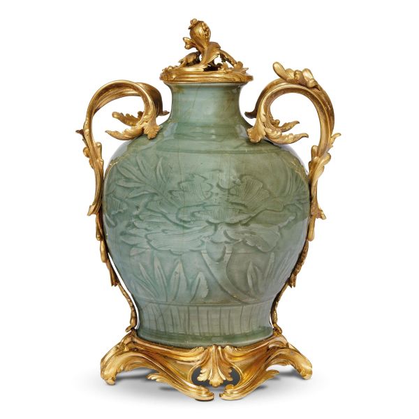 



VASO CELADON CON MONTATURE IN BRONZO DORATO, CINA, DINASTIA MING, SEC. XVII