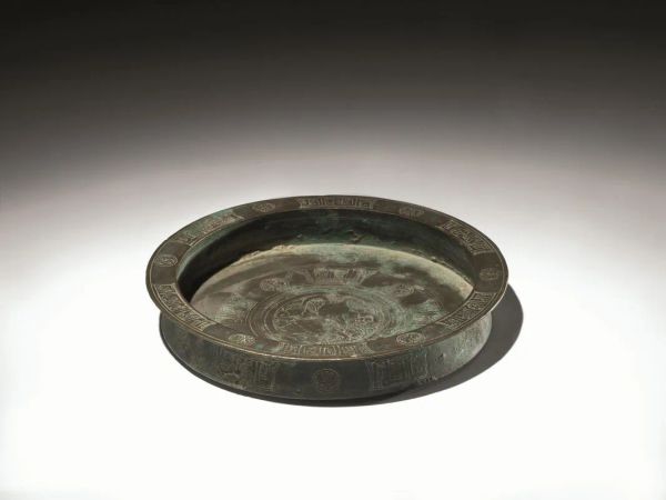  Piccola vaschetta area mediorientale sec. XIX-XX,  in bronzo decorato con motivi geometrici  diam cm 18                                                       