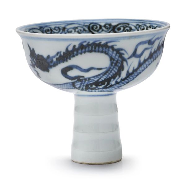 



A BLUE AND WHITE STEM CUP WITH DRAGON DECORATION, CHINA, 20TH CENTURY 