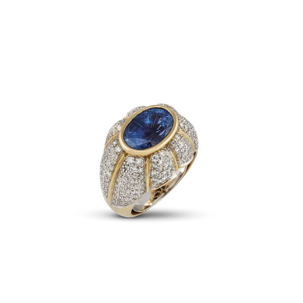 BURMA SAPPHIRE AND DIAMOND RING IN 18KT TWO TONE GOLD