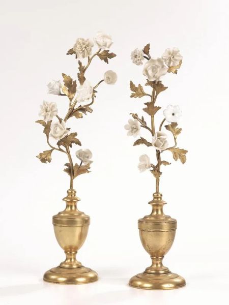 Coppia di portapalmette, sec. XVIII, in bronzo dorato con tralci a fiori decorati in porcellana bianca, alt. cm 42 (2)
