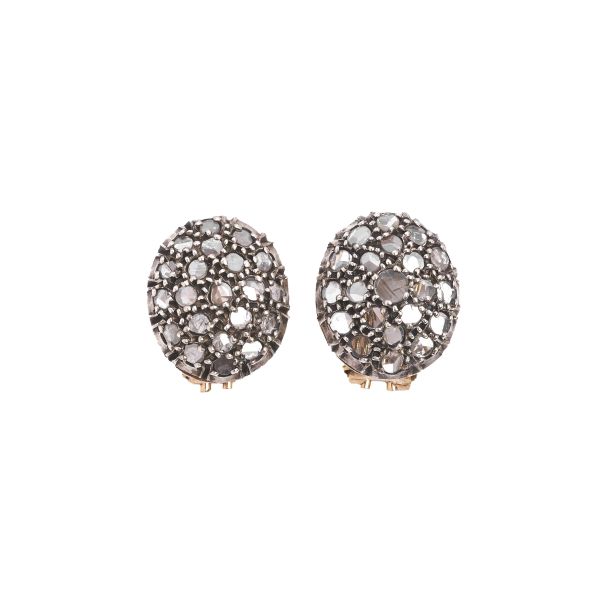 



DIAMOND ROUND EARRINGS IN GOLD AND SILVER
