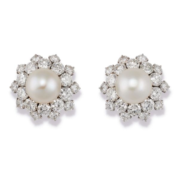 



PAIR OF EARRINGS WITH DIAMONDS AND PEARLS