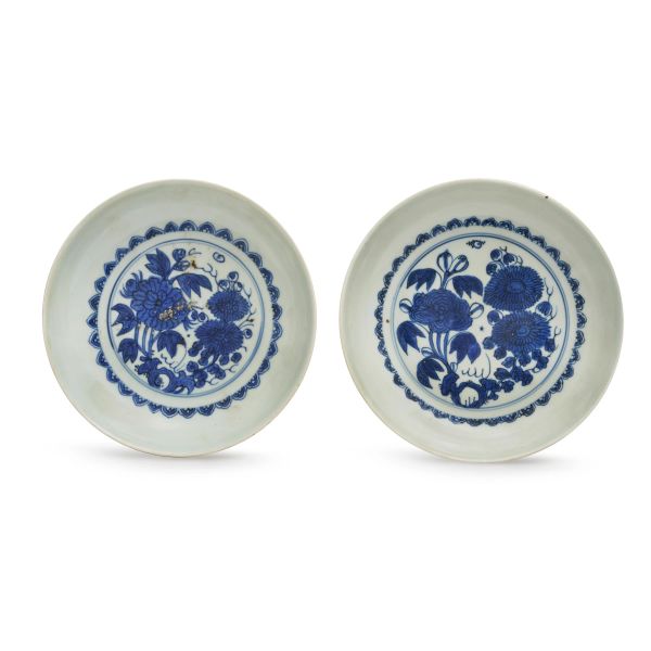 



COPPIA DI PIATTI IN PORCELLANA BIANCO BLU, CINA, DINASTIA MING, SEC. XVI