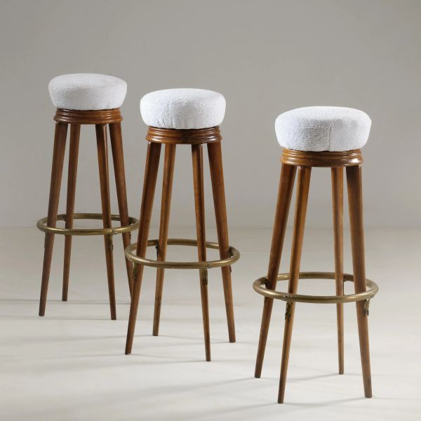 



THREE STOOLS, WOODEN STRUCTURE, WHITE FABRIC UPHOLSTERY 