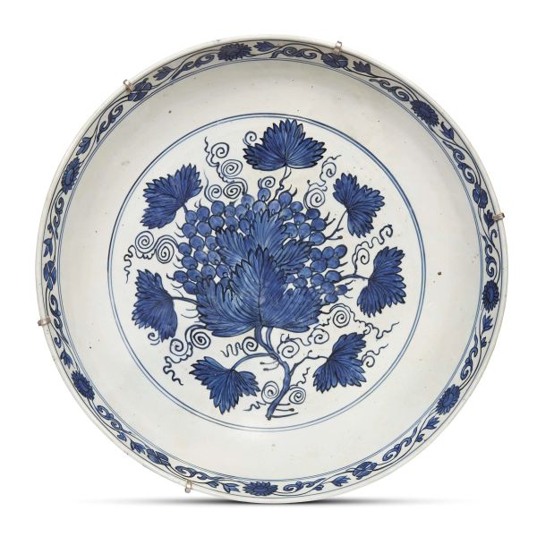 A PLATE, CHINA, MING DYNASTY, 16TH-17TH CENTURIES