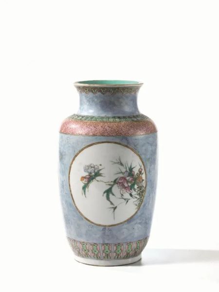  Vaso in porcellana Cina periodo repubblicano (1912-1949),  in porcellana, famiglia rosa a fondo azzurro e con riserve decorate a motivi floreali, reca marchio Qianlong, alt. cm 28,  leggera felatura sul fondo 