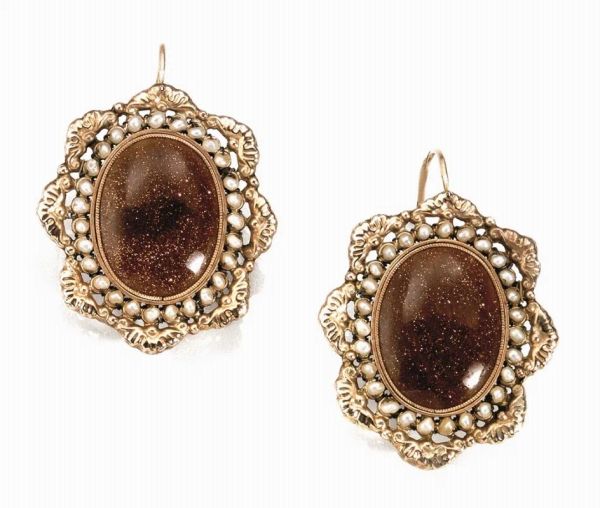 Paio di orecchini, fine sec. XIX, in oro rosa 14 kt, perle e goldstone