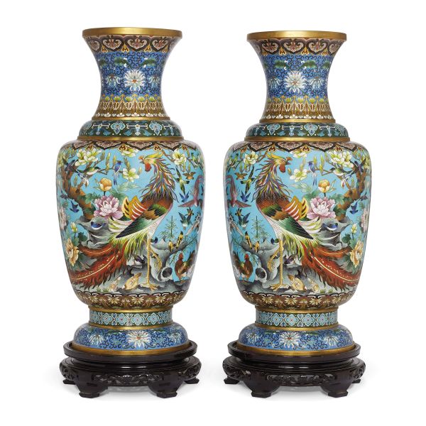 A PAIR OF CHINESE VASES, CHINA, REPUBLIC PERIOD (1912-1949)