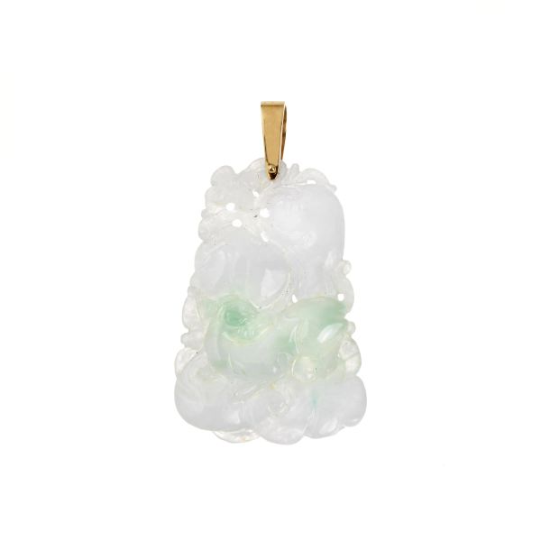 



CARVED JADE PENDANT IN 18KT YELLOW GOLD 