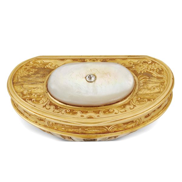SMALL SNUFF BOX IN GOLD AND MOTHER OF PEARL