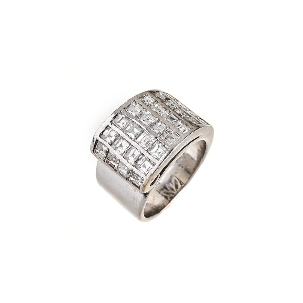 



SMALL DIAMOND BAND RING IN 18KT WHITE GOLD