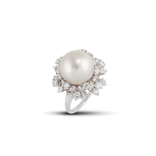 



ANELLO CON PERLA SOUTH SEA E DIAMANTI