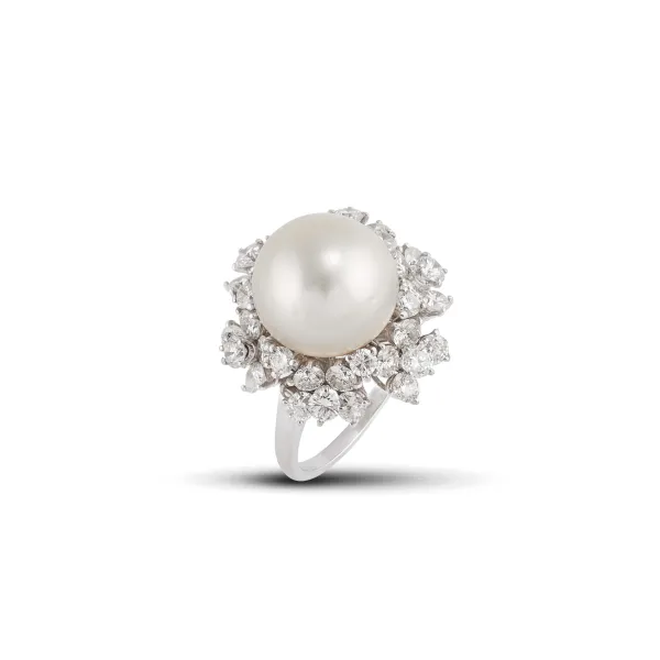 



SOUTH SEA PEARL AND DIAMOND RING IN 18KT WHITE GOLD